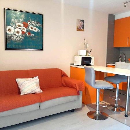 Comfortable Apartment Next To The Pools Адехе Екстериор снимка