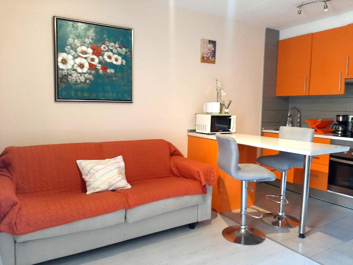 Comfortable Apartment Next To The Pools Адехе Екстериор снимка