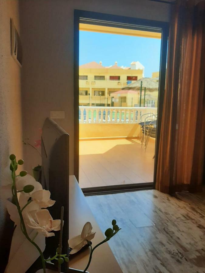 Comfortable Apartment Next To The Pools Адехе Екстериор снимка